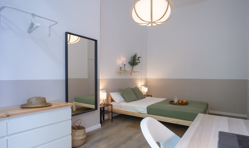 Pau8 Habitación doble con balcón y zona de trabajo