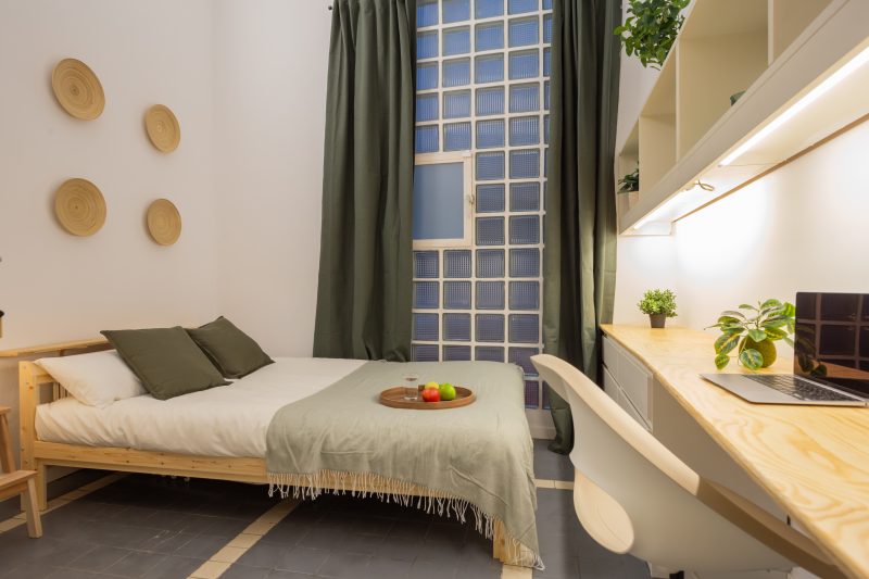 Born 9 · Habitación doble con techo alto
