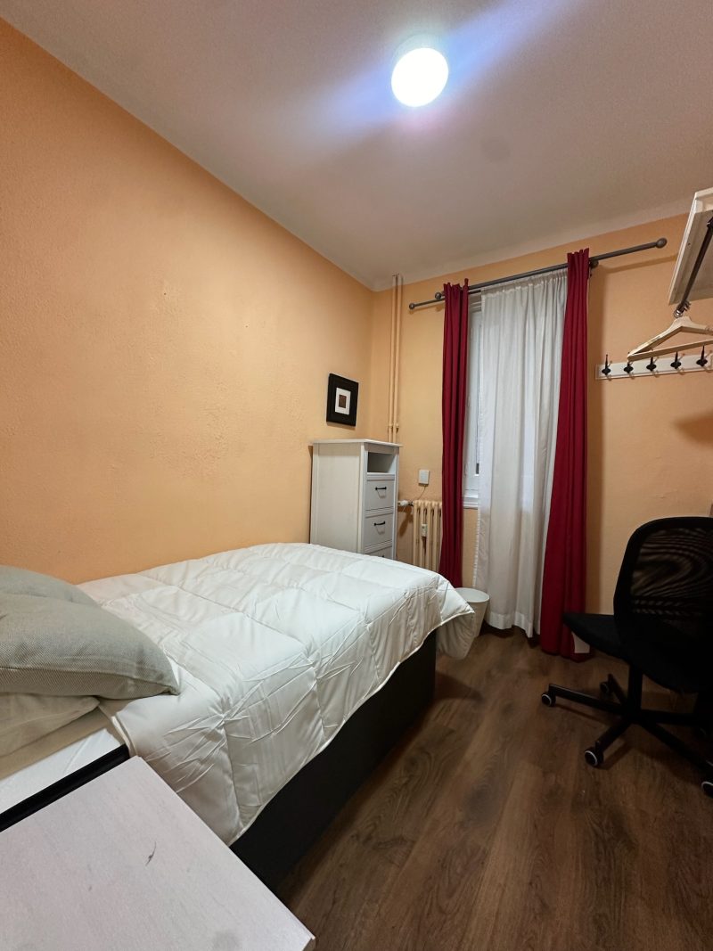 Room for Rent at Calle de Toledo, 50-05