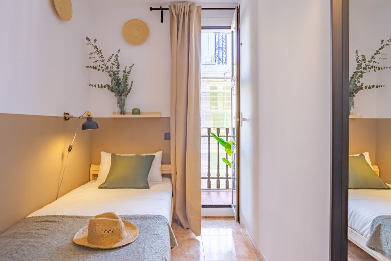 Pelai3 Single room with balcony (II)