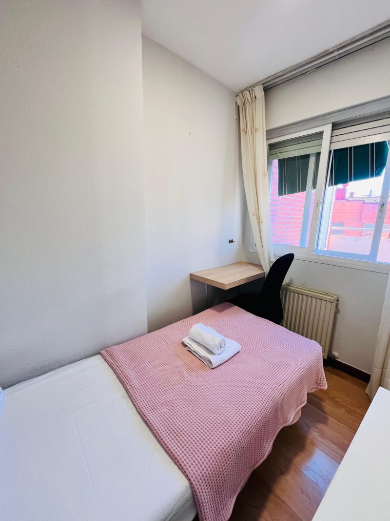 Room for Rent at Calle de Marcelina, 2-04