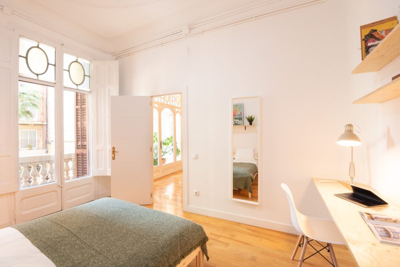 Gracia1 Soleada habitación doble con balcón