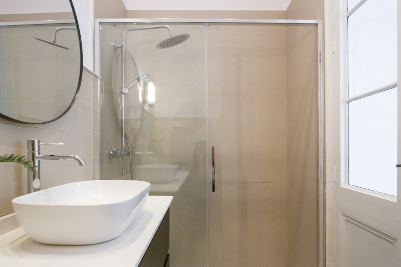 Escorial001 Suite individual luminosa con baño privado