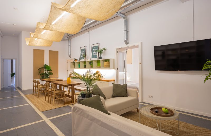 Born 1 · Luminosa habitación doble con balcón