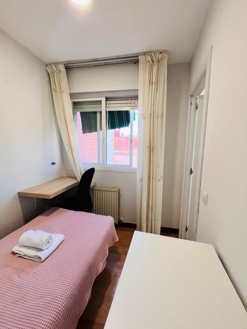 Room for Rent at Calle de Marcelina, 2-04