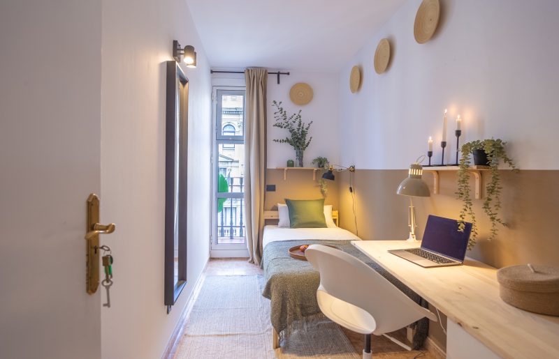 Pelai4 Single room with balcony (III)