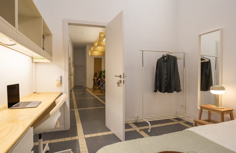 Born 9 · Habitación doble con techo alto