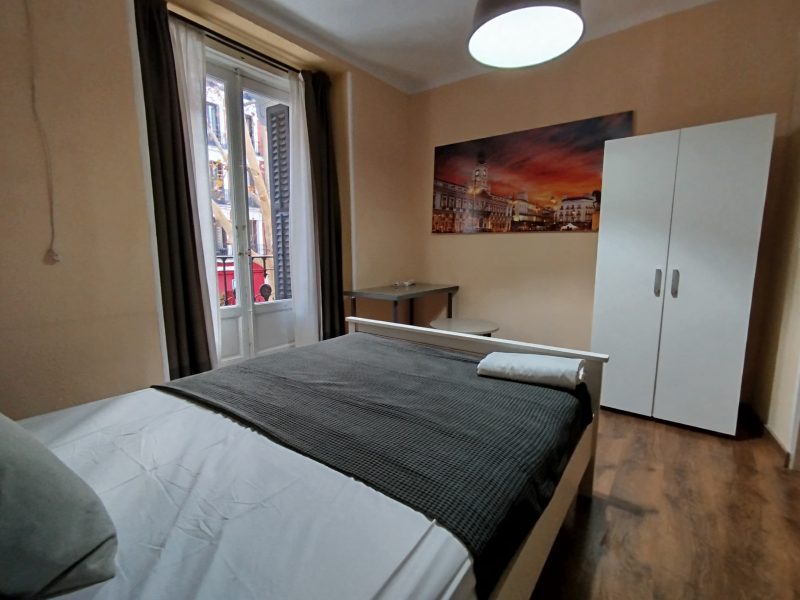 Room for Rent at Calle de Toledo, 50-02