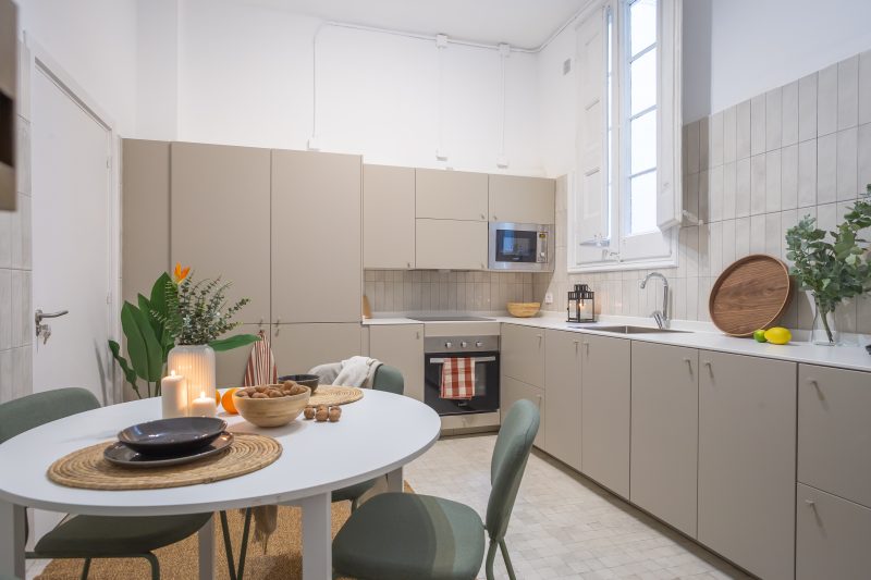 Pau8 Habitación doble con balcón y zona de trabajo