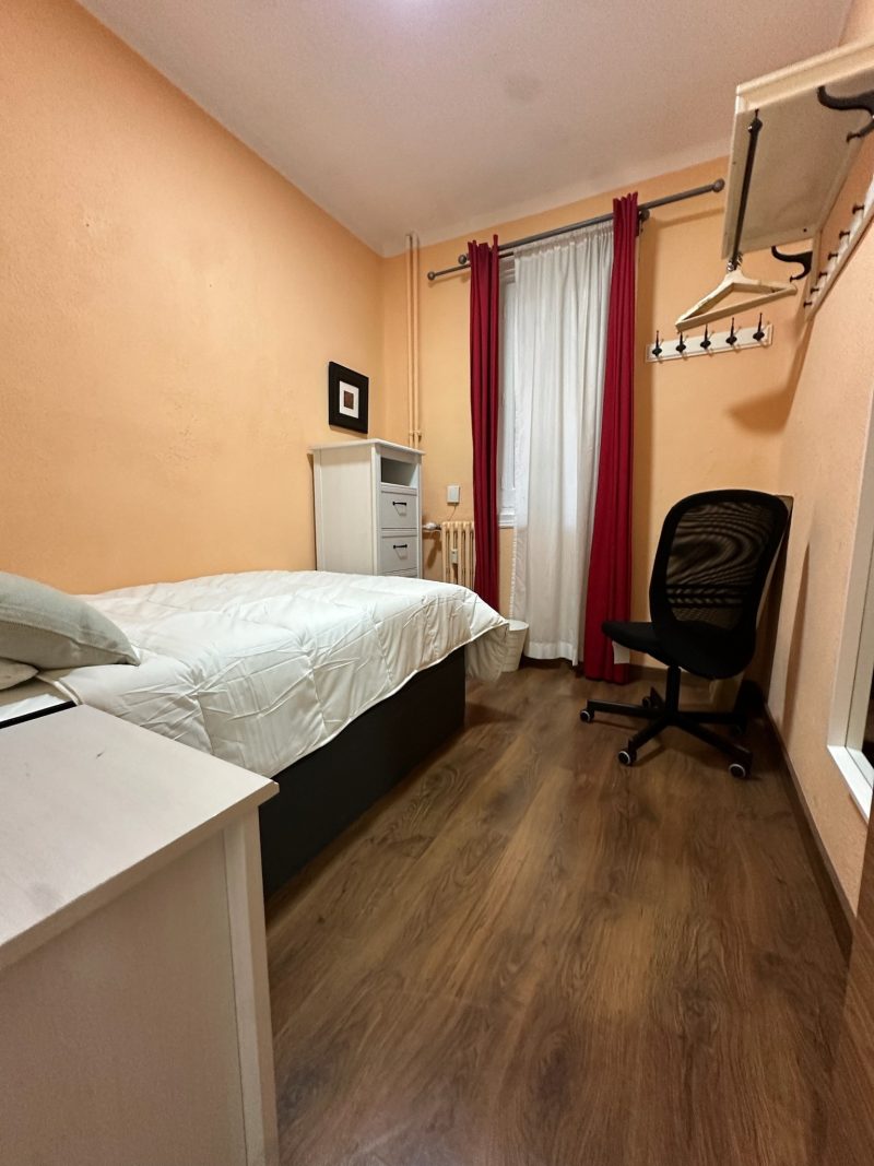 Room for Rent at Calle de Toledo, 50-05
