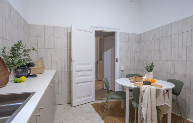 Pau8 Habitación doble con balcón y zona de trabajo