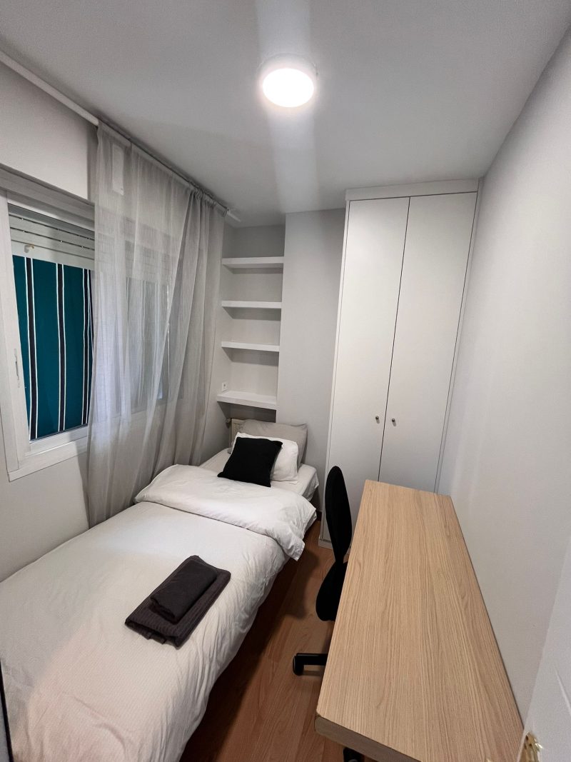 Room for Rent at Calle de Marcelina, 2-03