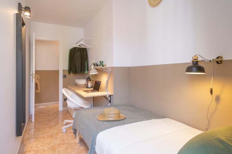 Pelai3 Single room with balcony (II)