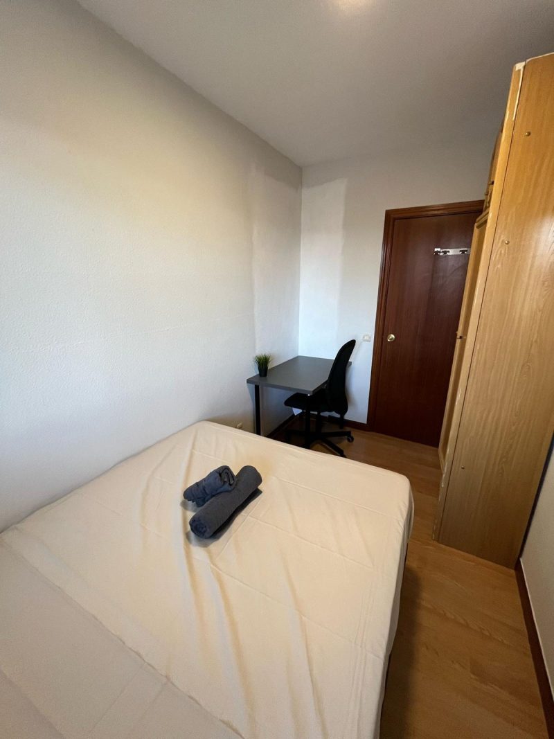 Room for Rent at Calle de Marcelina, 2-01
