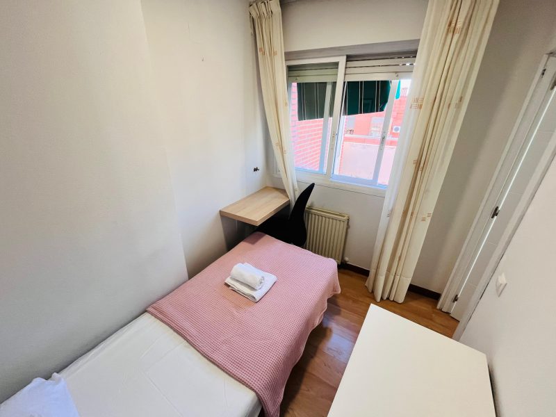 Room for Rent at Calle de Marcelina, 2-04