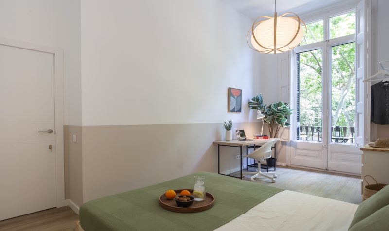 Pau8 Habitación doble con balcón y zona de trabajo