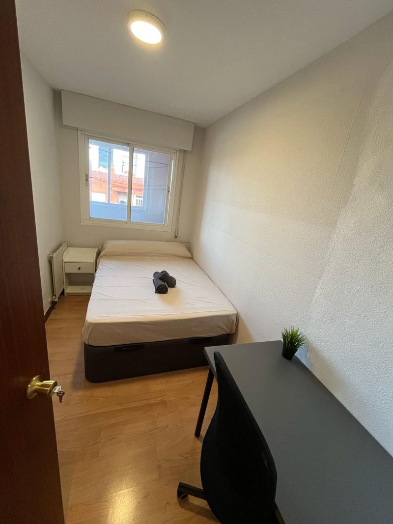 Room for Rent at Calle de Marcelina, 2-01