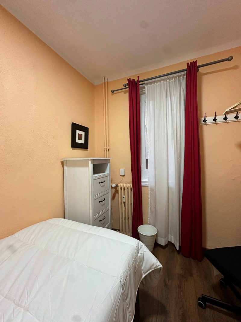 Room for Rent at Calle de Toledo, 50-05